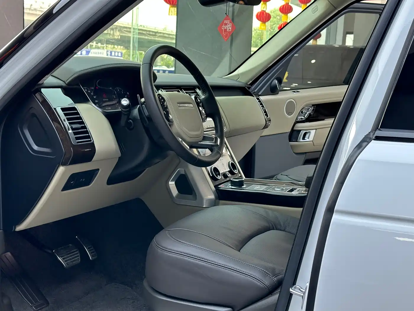Land Rover Range Rover 2021 3.0 L6 Heritage Extended Classic Edition фото 4