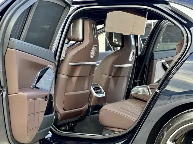BMW 7 Series 2023 740Li Exclusive M Sport Package — фото 5
