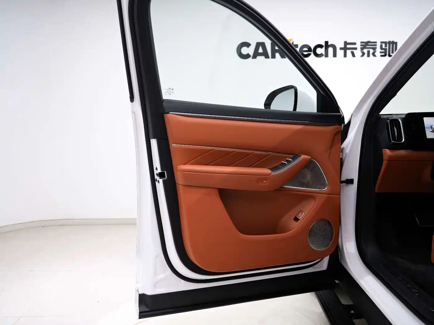 AITO Wenjie AITO M8 2025 Model Extended Range Ultra Edition 53.4kWh 5-Seater фото 24