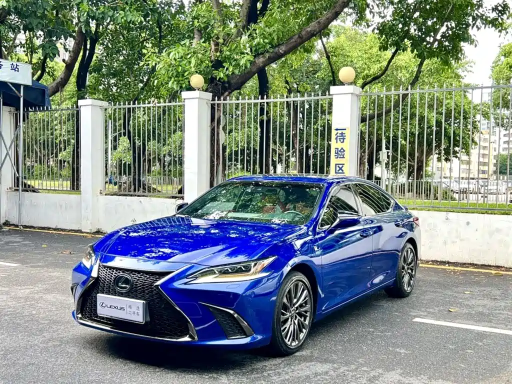 Фото 1 - Lexus ES