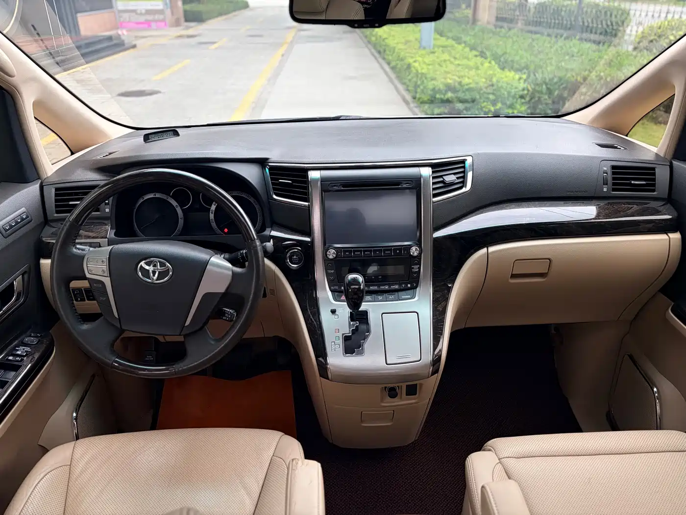 Toyota Alphard фото 8