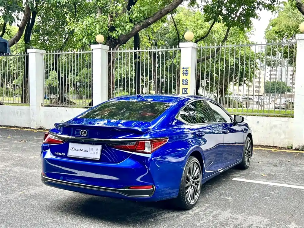 Фото 7 - Lexus ES
