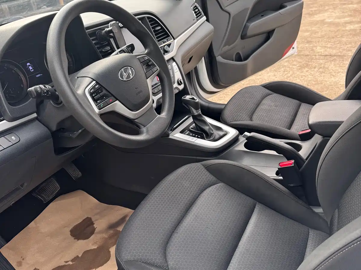 Hyundai Elantra 2016 Model 1.6L Automatic Smart Elite фото 7