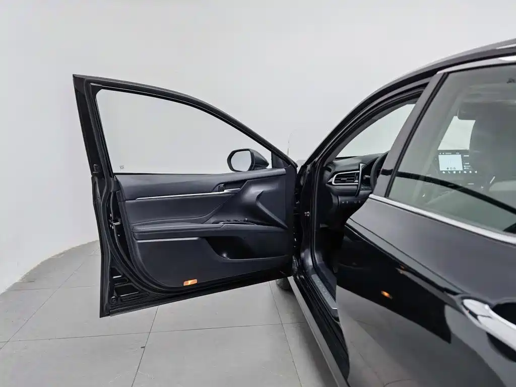 Фото 8 - Toyota Camry