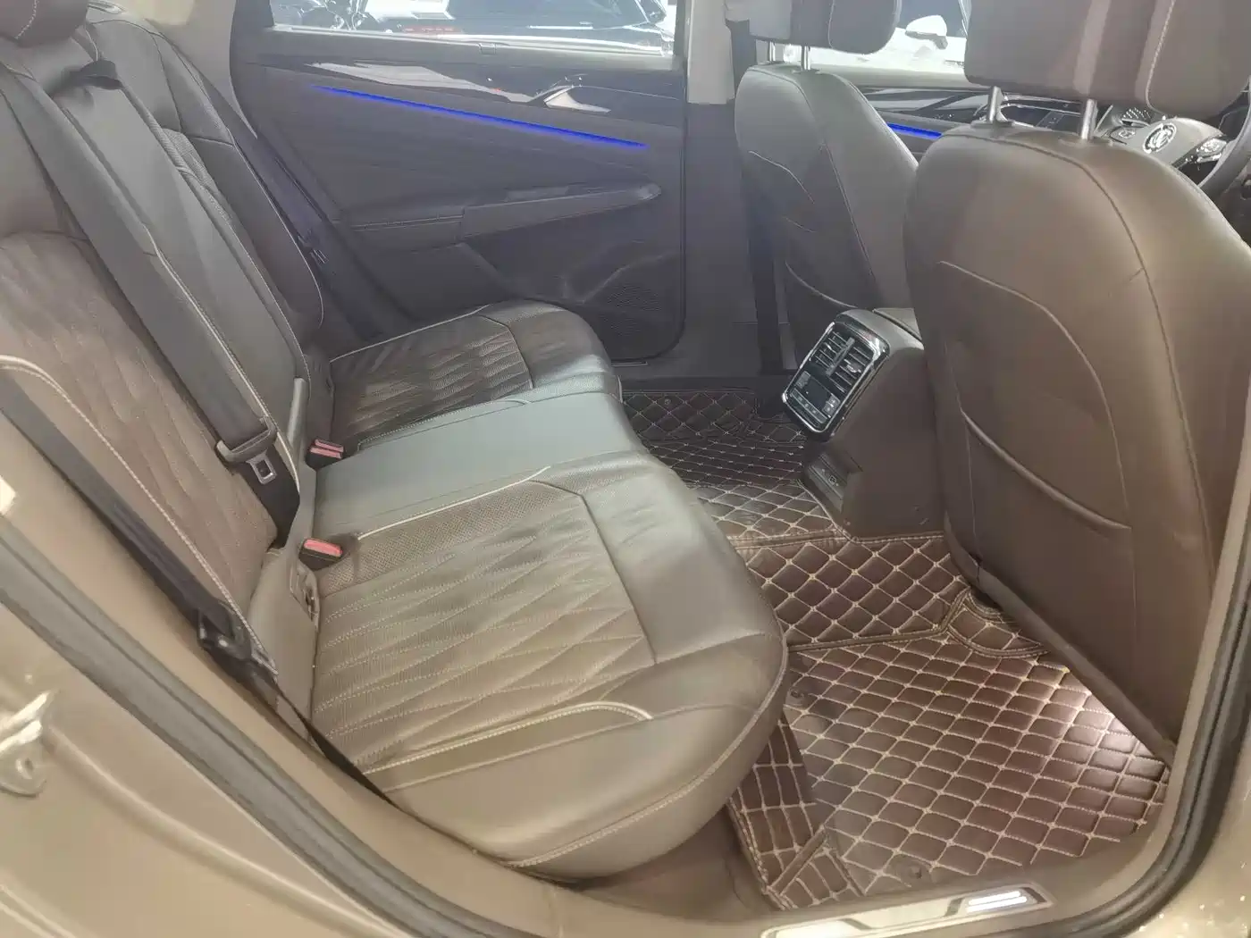 Volkswagen Passat 2020 330TSI Luxury Edition China VI фото 11