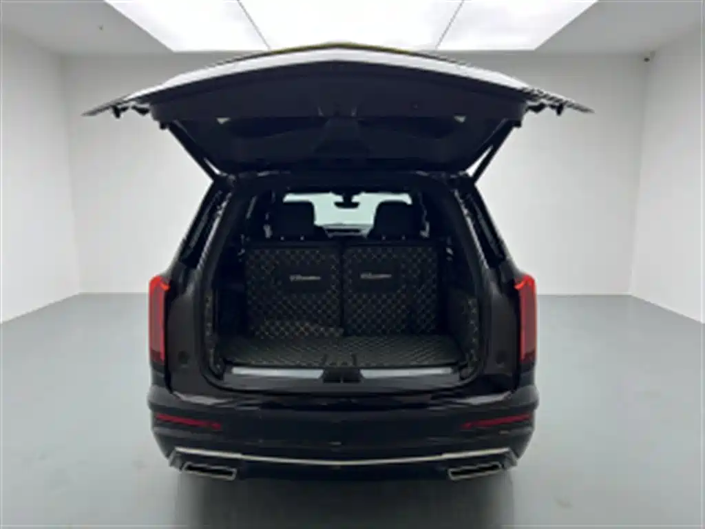 Photo 11 - Cadillac XT6