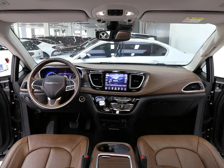 Chrysler Grand Voyager (Import) 2019 2017 3.6L Premium Edition