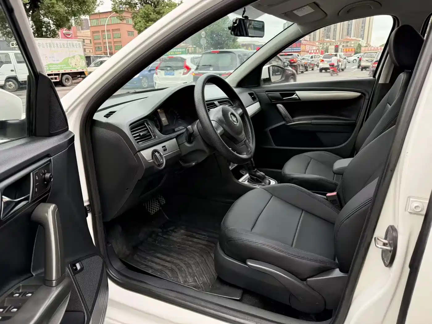 Volkswagen Lavida 2013 Facelift Classic 1.6L Automatic Trend фото 4