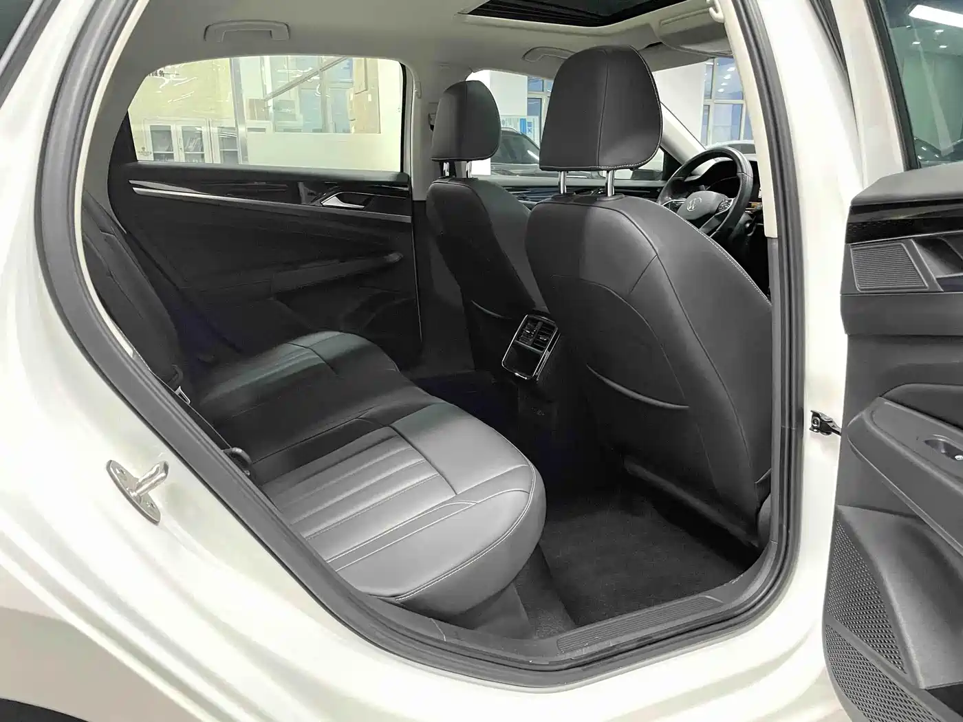 Volkswagen Passat 2023 Facelift 280TSI Business Edition фото 16