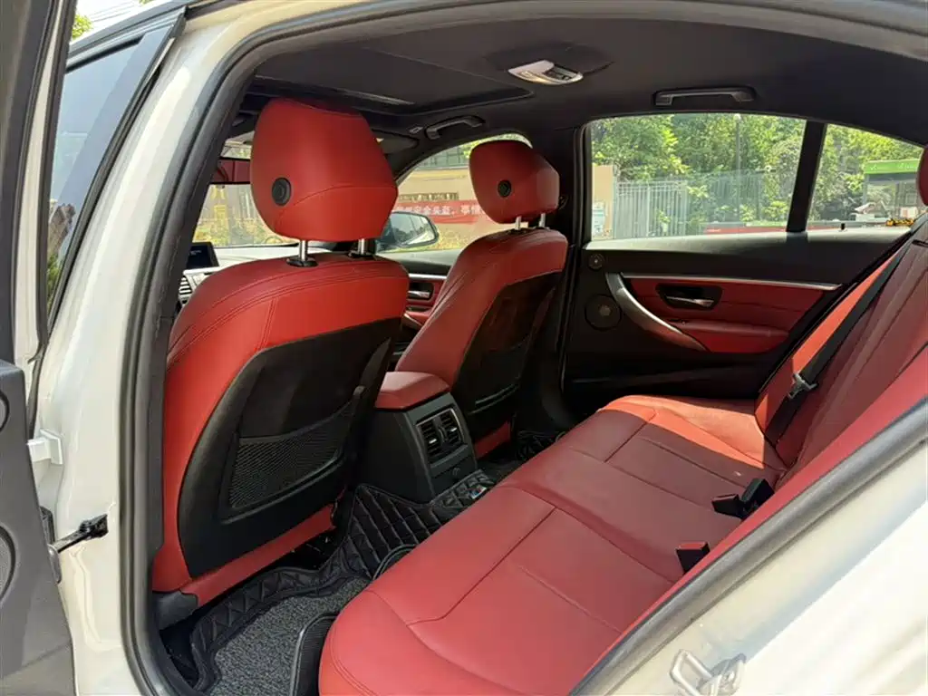 BMW 3 Series 2019 320i M Sport Black Night Edition фото 25