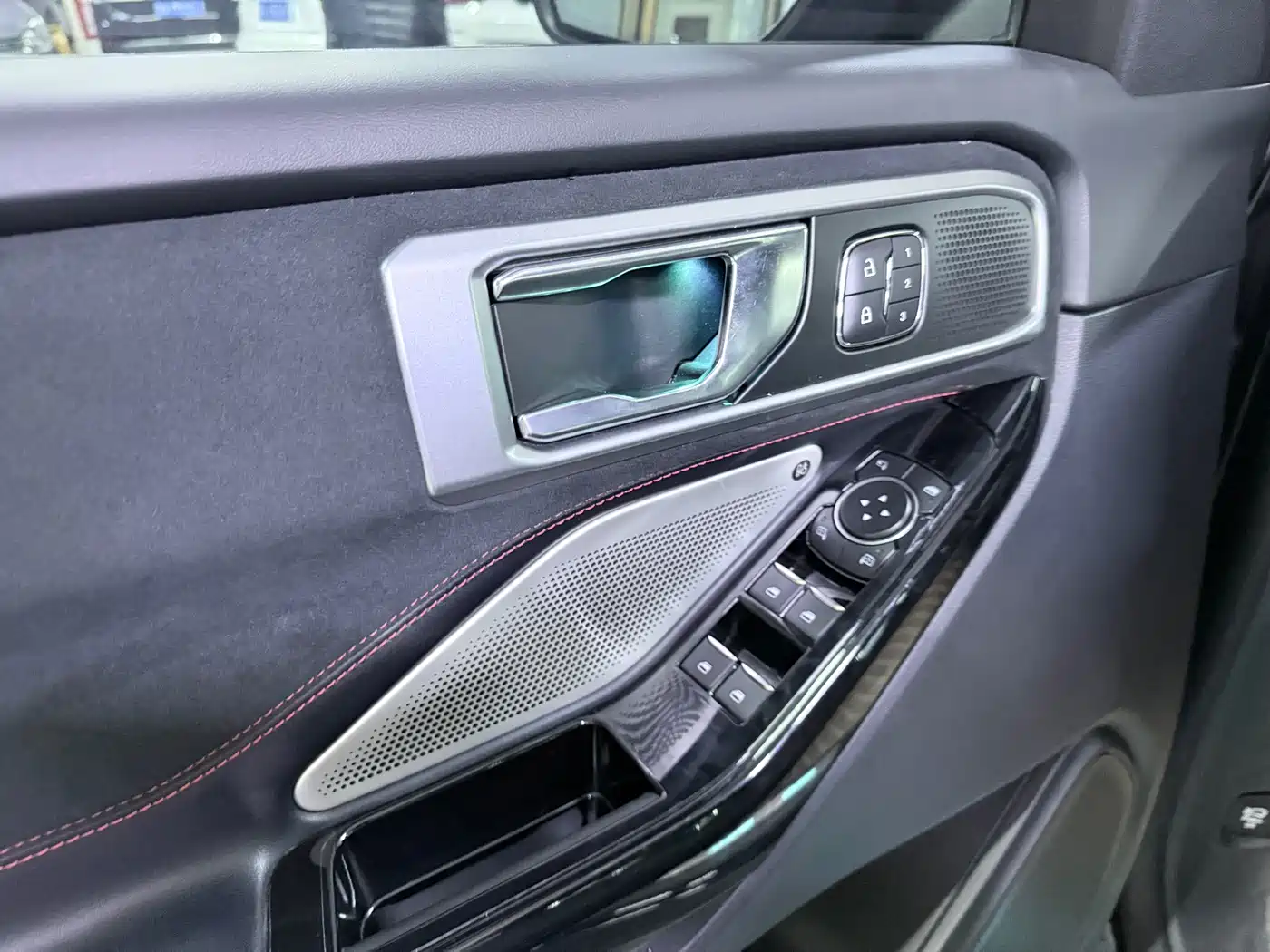 Photo 9 - Ford Explorer
