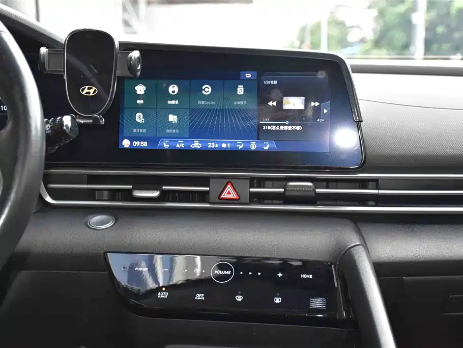 Hyundai Elantra 2021 1.5L CVT LUX Premium Edition фото 15