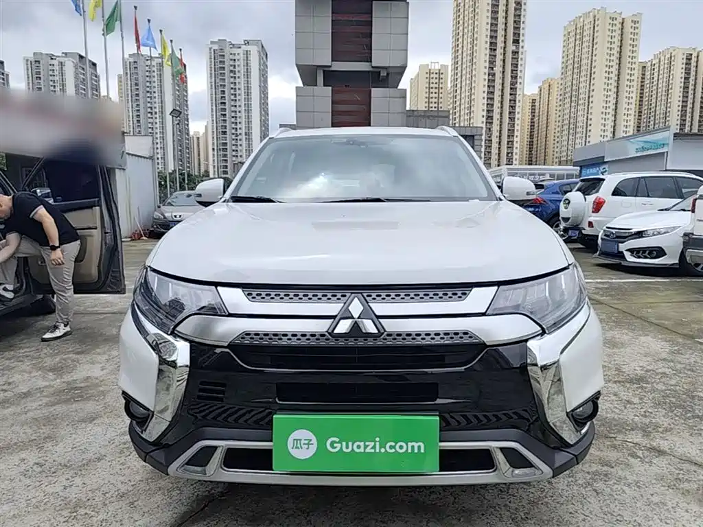 Mitsubishi Outlander 2019 2.4L 4WD Deluxe Edition 7-Seater China VI фото 3