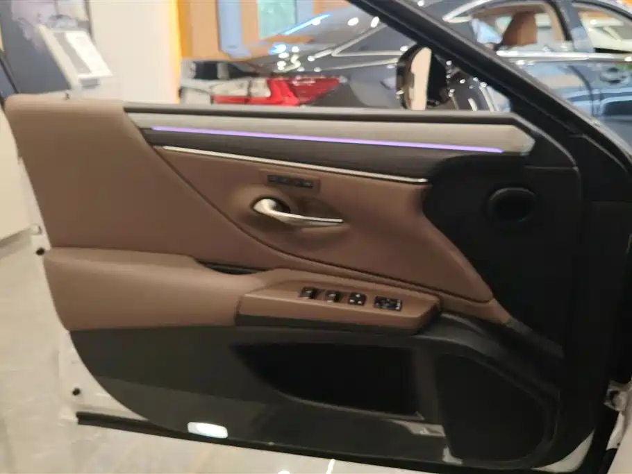 Lexus ES 2025 200 Ultimate Edition фото 7