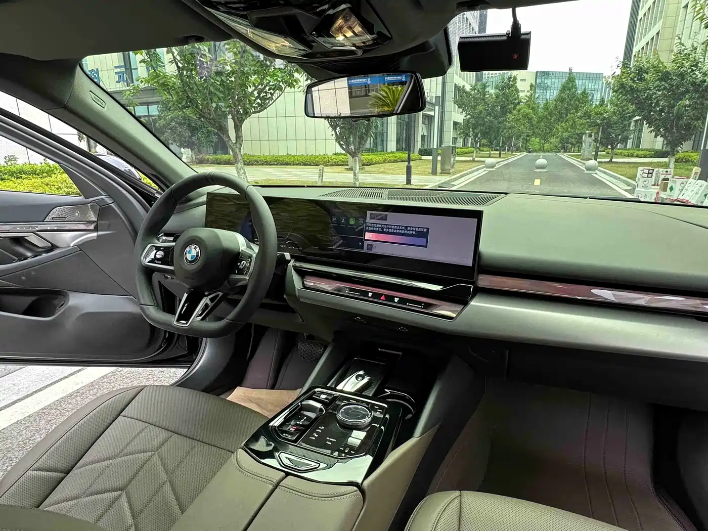 BMW 5 Series 2025 530Li Leading M Sport Package фото 27