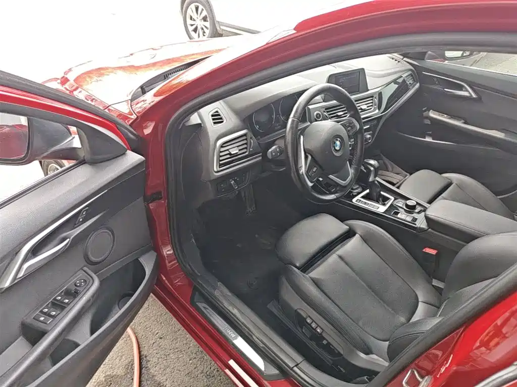 BMW 1 Series 2018 118i Sport Edition фото 16