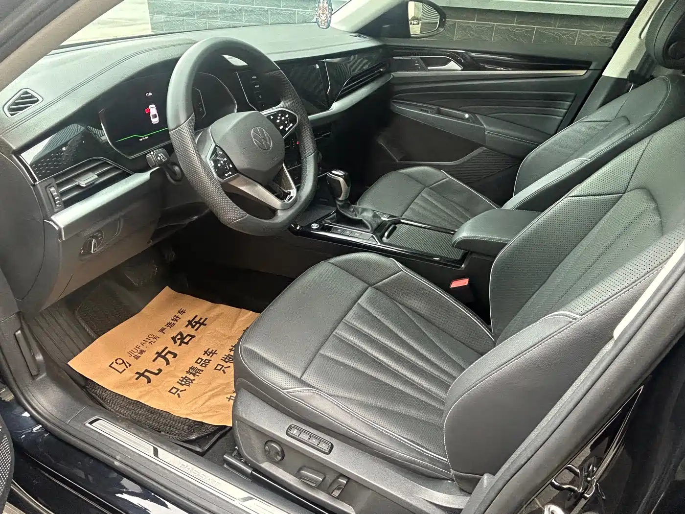 Volkswagen Passat 2024 380TSI Luxury фото 7