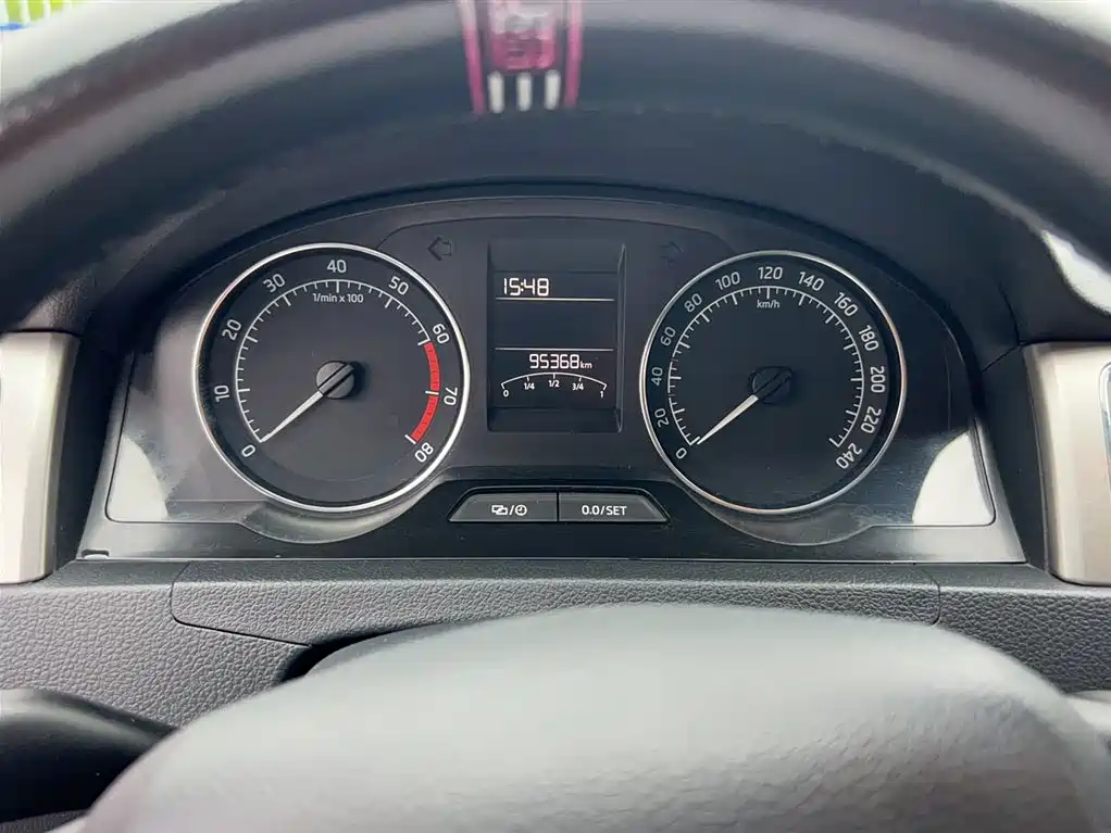 Škoda Skoda Rapid Spaceback 2014 1.6L Automatic Joy Edition фото 12