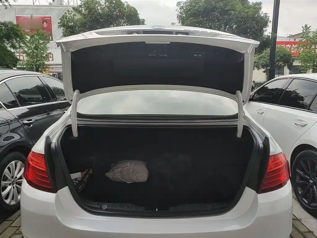 BMW 5 Series 2014 525Li Leading фото 19