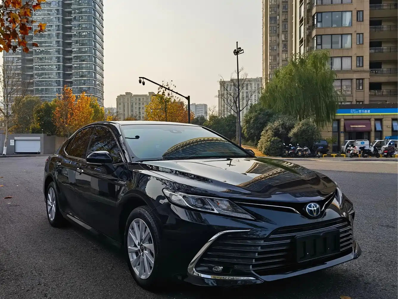 Toyota Camry 2023 Hybrid 2.5HGVP Leading Edition фото 2