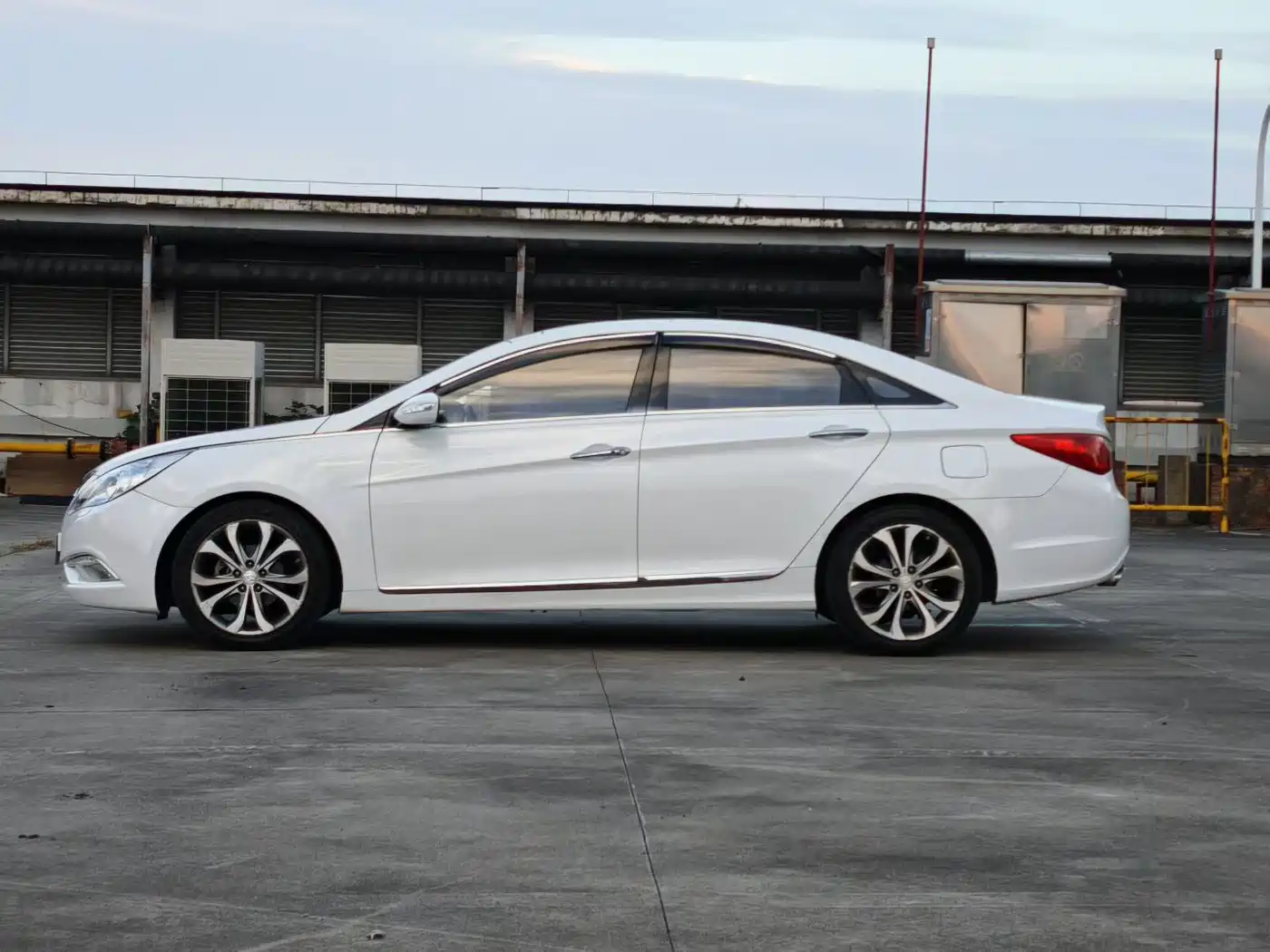Hyundai Sonata 2011 2.0L Automatic Luxury фото 3