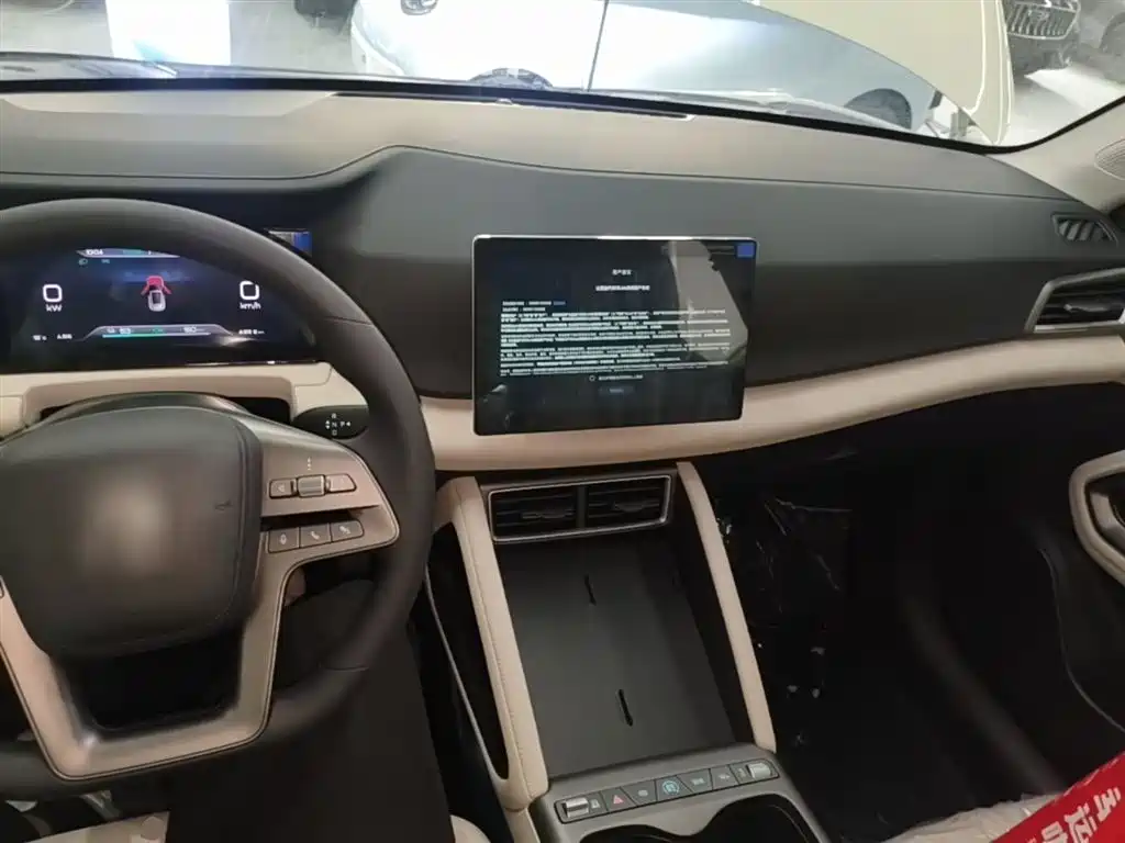 BYD Yuan UP 2025 Model 301KM Navigator фото 10