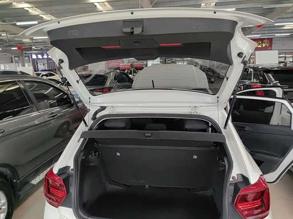 VOLKSWAGEN POLO