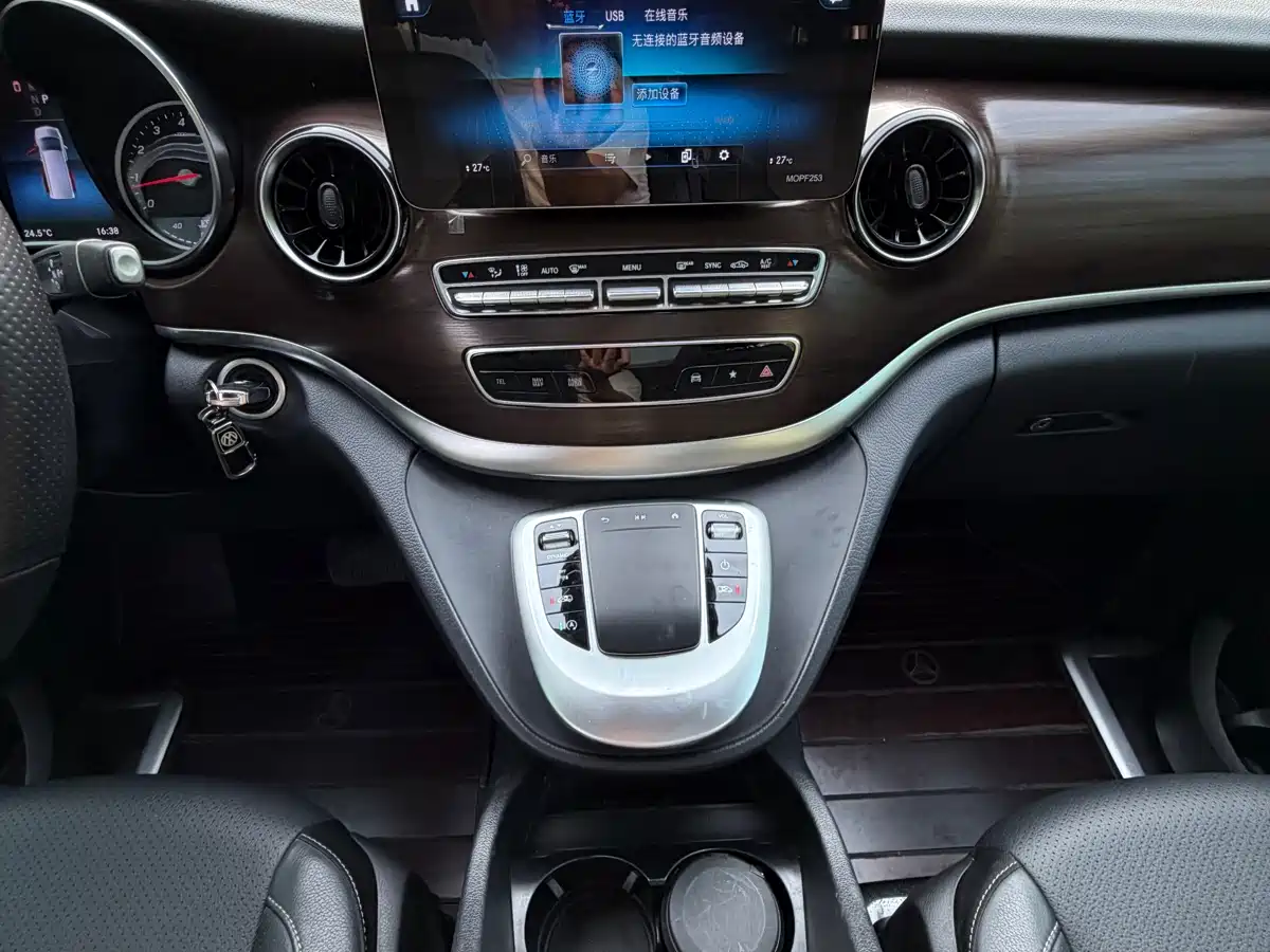 Mercedes-Benz V-Class 2021 V 260 L Long Wheelbase Premium Edition фото 18