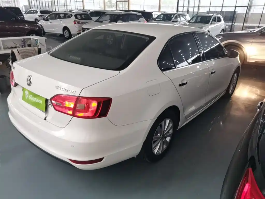 Volkswagen Sagitar 2014 Facelift 1.6L Manual Leading Version фото 7
