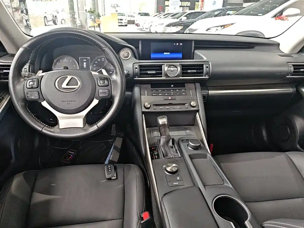Lexus IS 2017 300 Fashion Edition фото 10