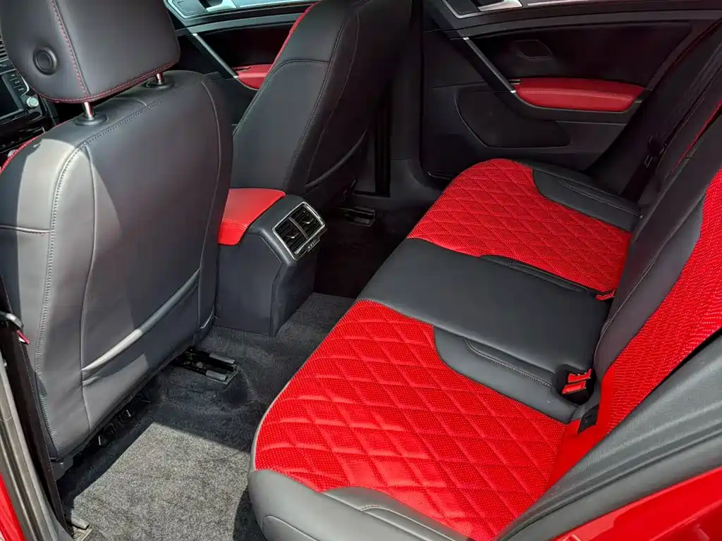 Volkswagen Golf 2017 1.6L Auto Comfort Millionth Edition фото 13