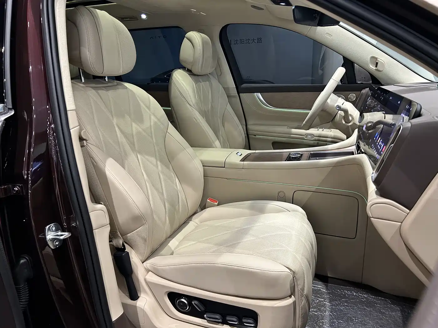 AITO Wenjie AITO M9 2025 Extended Range Ultra 52kWh 6-Seater фото 18