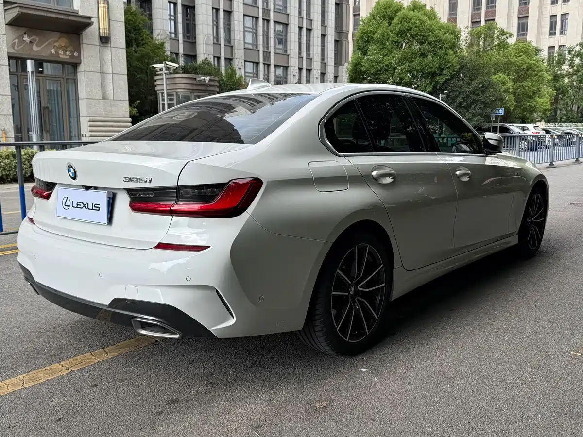 Photo 15 - BMW 3 Series