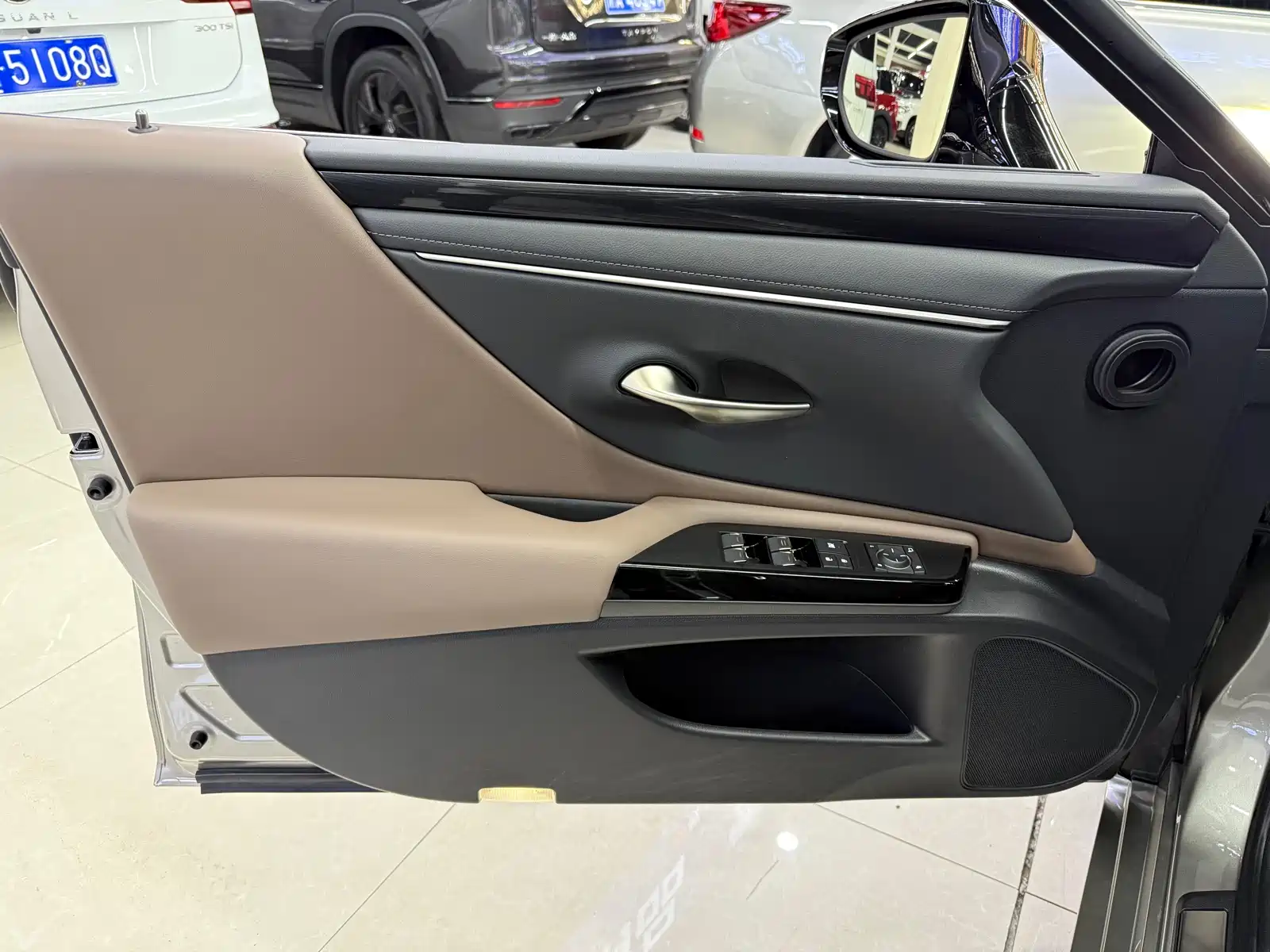 Фото 10 - Lexus ES