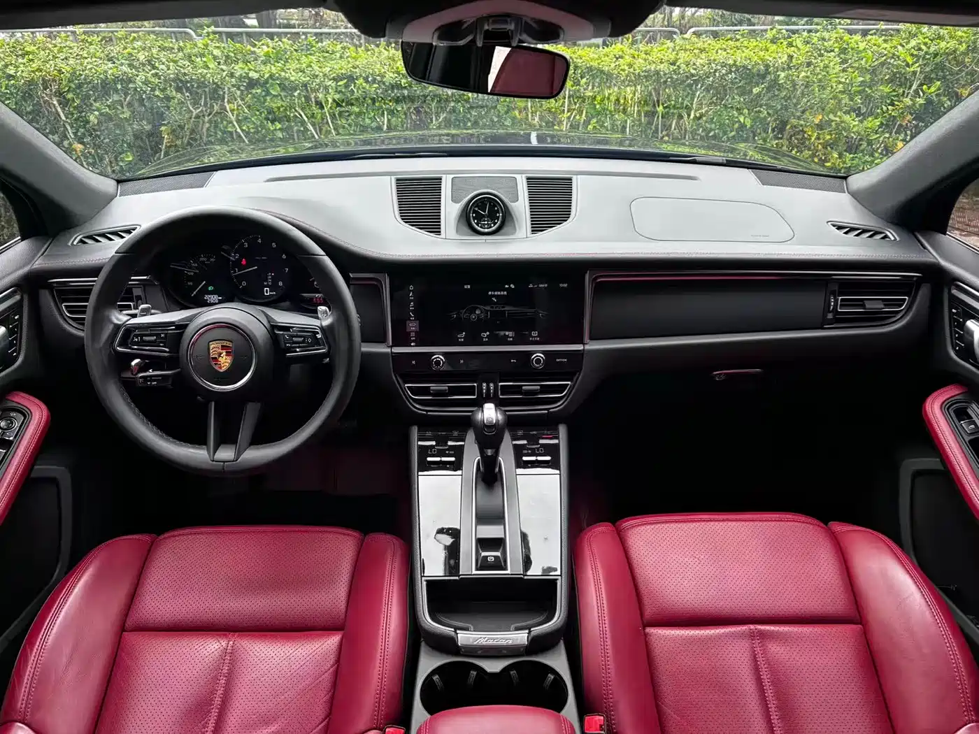 PORSCHE MACAN