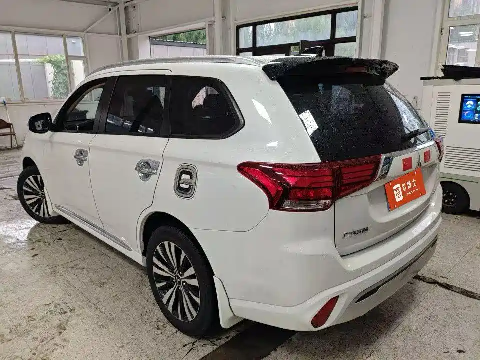 Mitsubishi Outlander 2023 2021 Facelift 2.0L 2WD Premium Edition 7-Seater