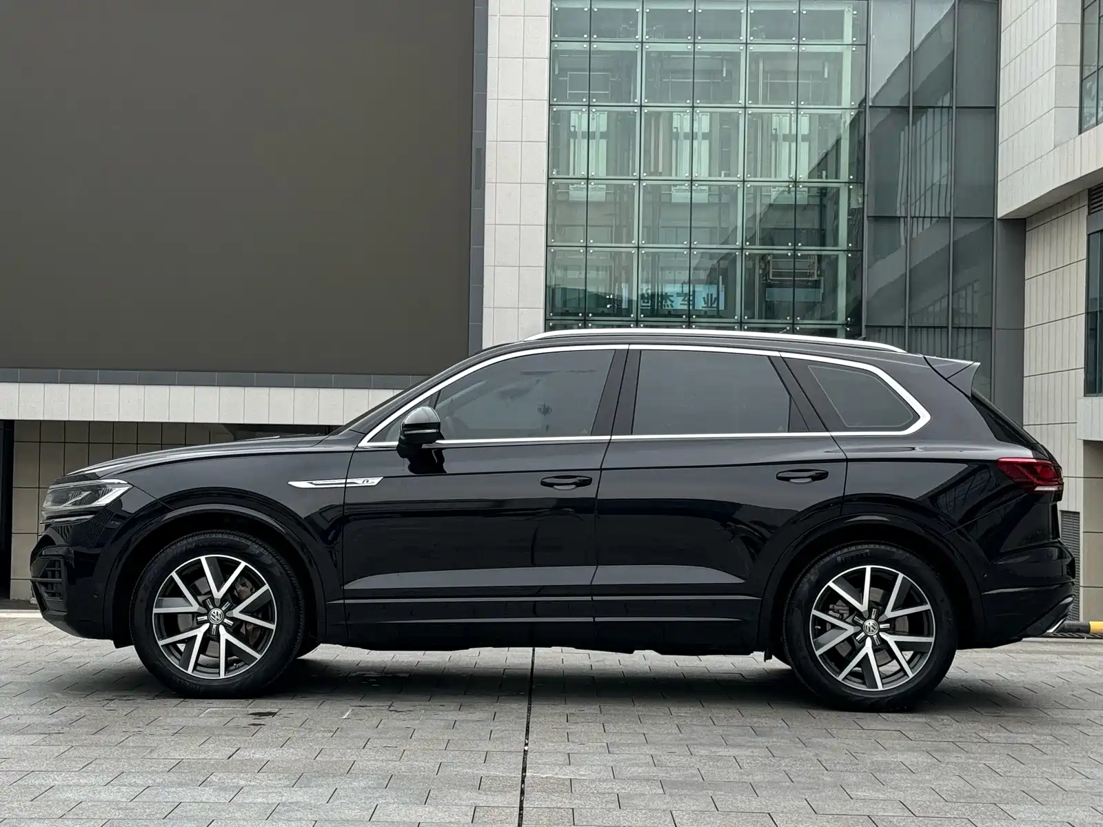 Фото 5 - Volkswagen Touareg