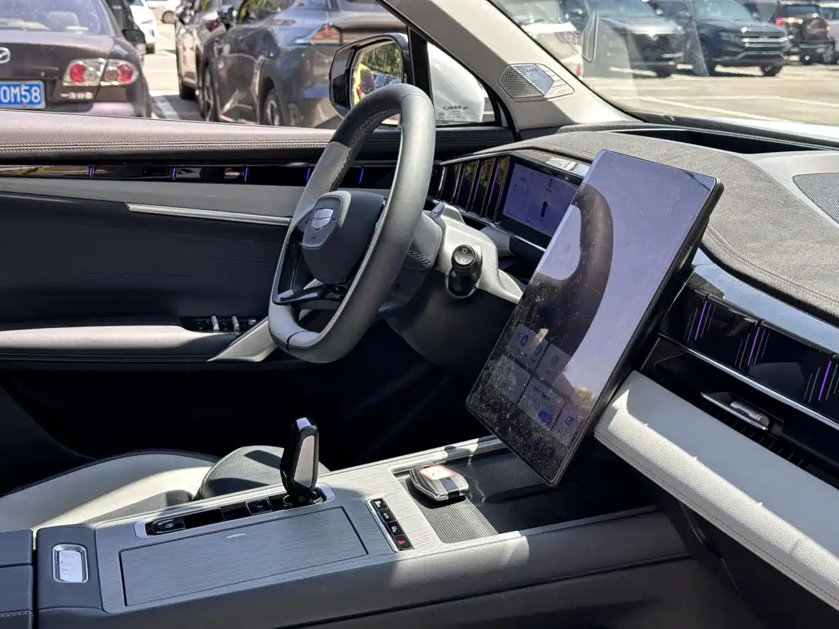 Photo 7 - Geely Atlas L
