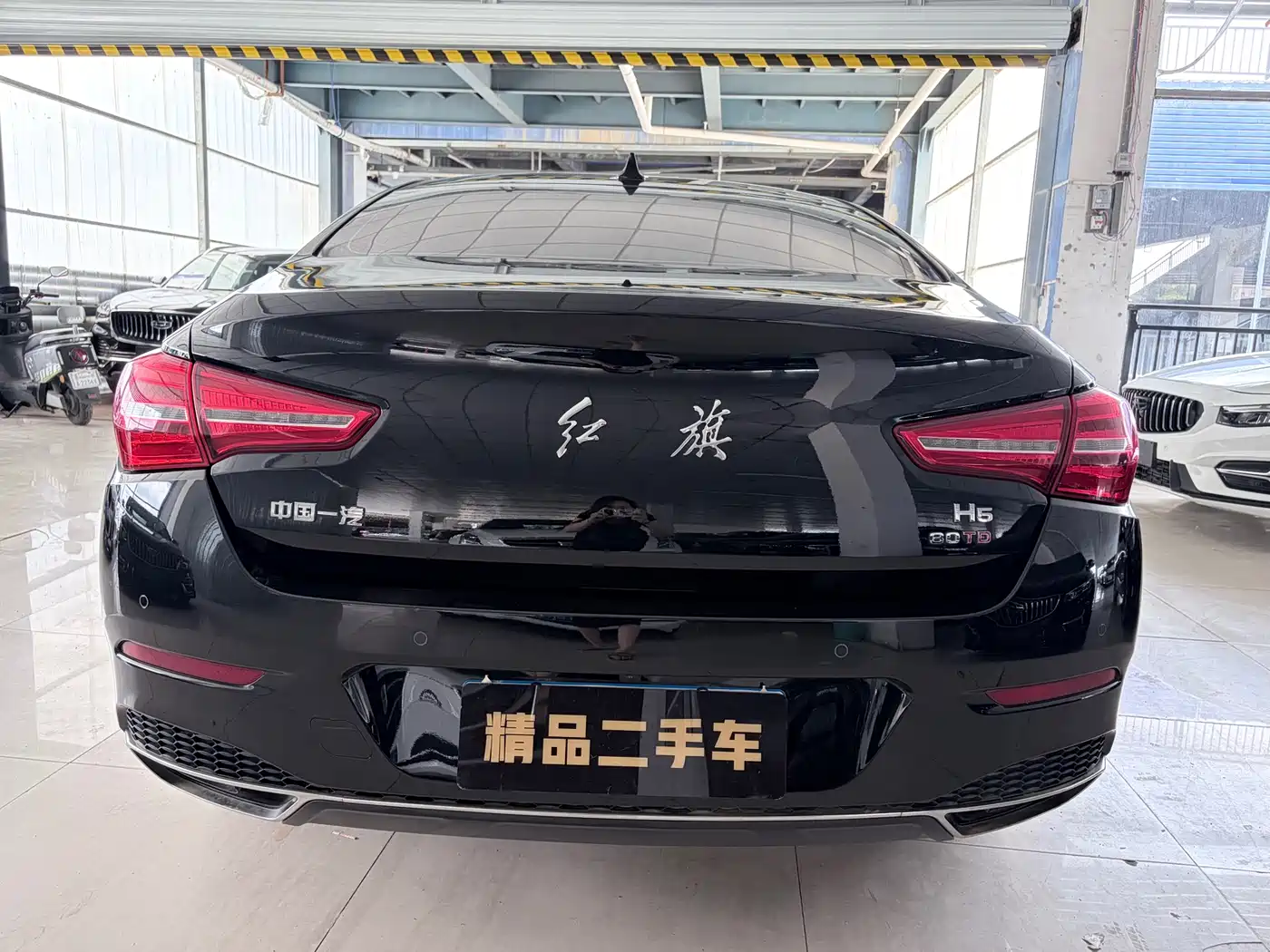 Фото 8 - Hongqi H5