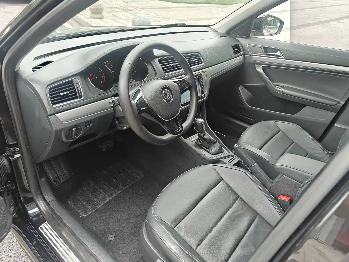 Volkswagen Lavida 2015 1.6L Automatic Comfort Edition фото 17