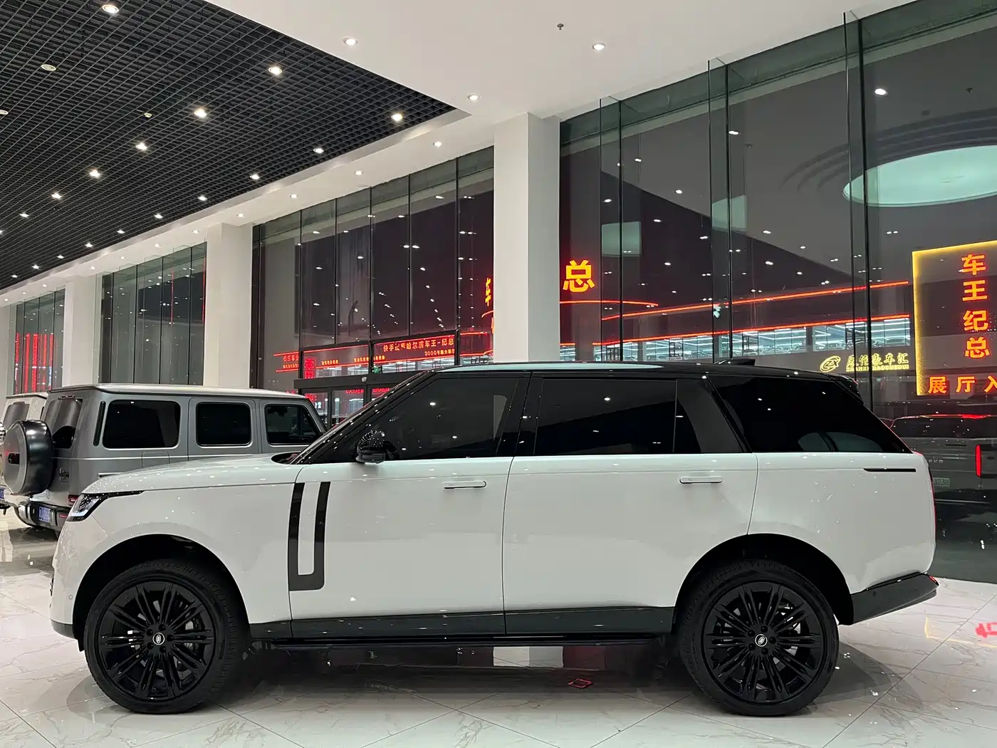 Land Rover Range Rover 2025 3.0 L6 400PS Flourishing Era Extended Wheelbase фото 12