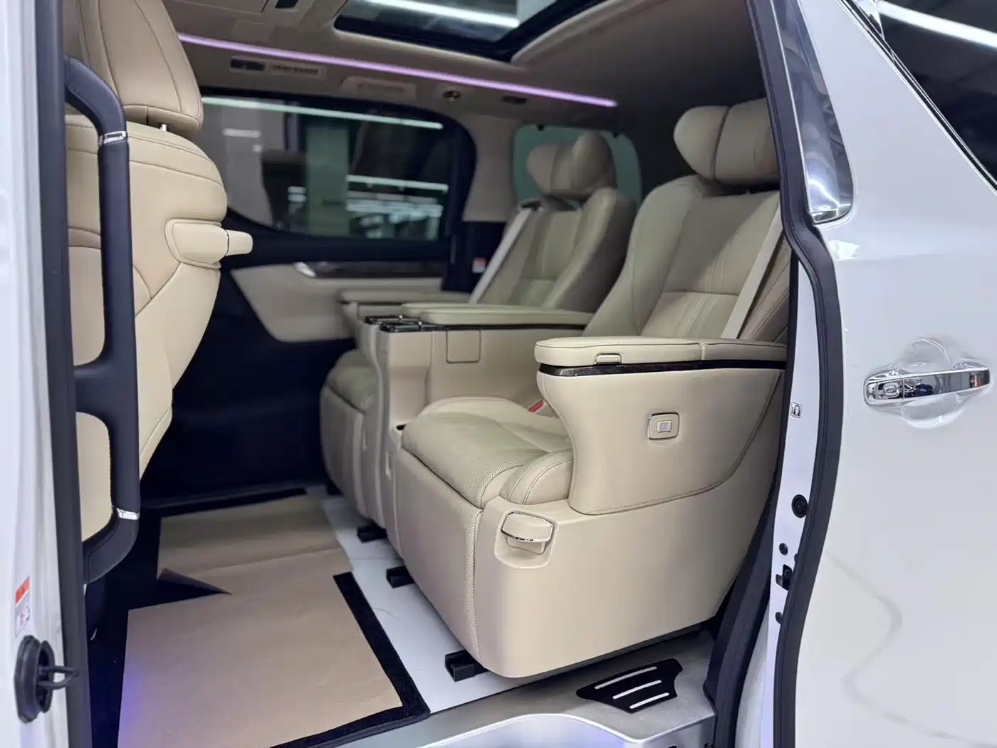 Toyota Alphard 2023 Dual Hybrid 2.5L Ultimate Gold Edition фото 8