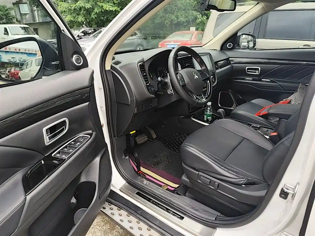 Mitsubishi Outlander 2019 2.4L 4WD Deluxe Edition 7-Seater China VI фото 16