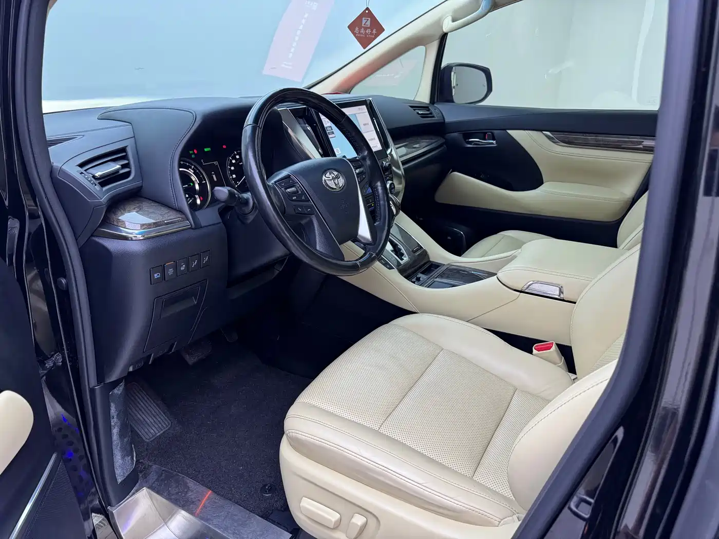 Toyota Vellfire 2021 Crown Hybrid 2.5L HV Premium Edition фото 4