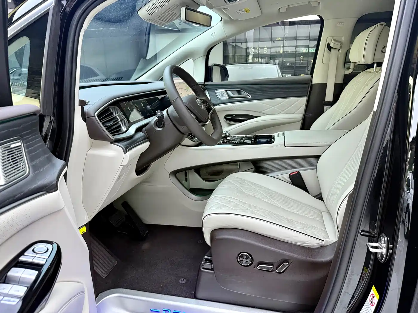Denza D9 2024 DM-i 980 AWD Prestige фото 4
