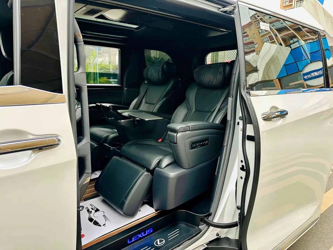 Lexus LM 2023 350h 7-Seater Elegance Edition фото 8