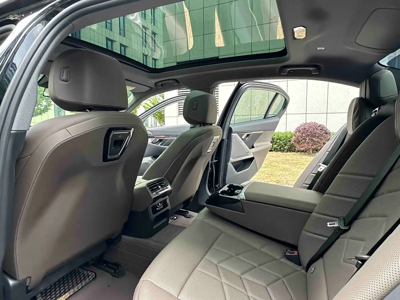 BMW 5 Series 2025 530Li Leading M Sport Package фото 20