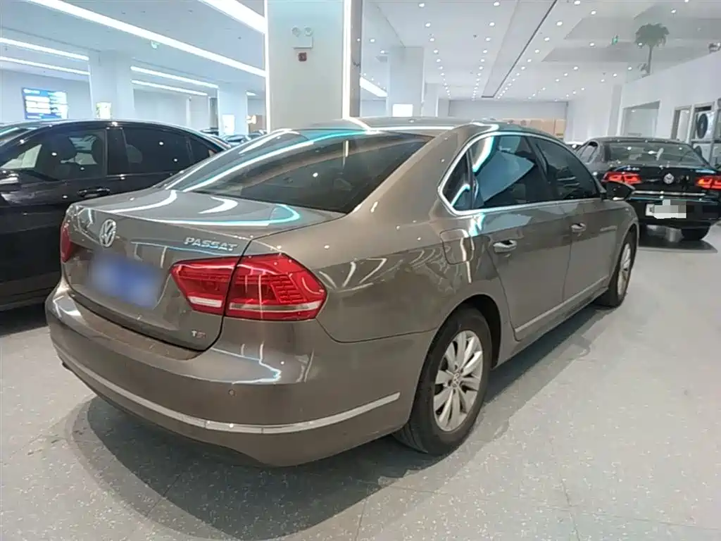 Volkswagen Passat 2014 1.8TSI DSG Luxury Edition фото 7