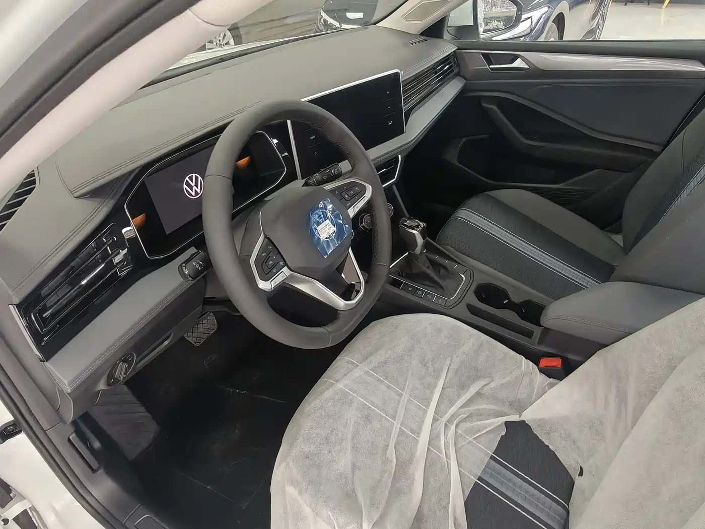 Volkswagen Sagitar 2025 300TSI DSG Flying Leap Edition фото 13