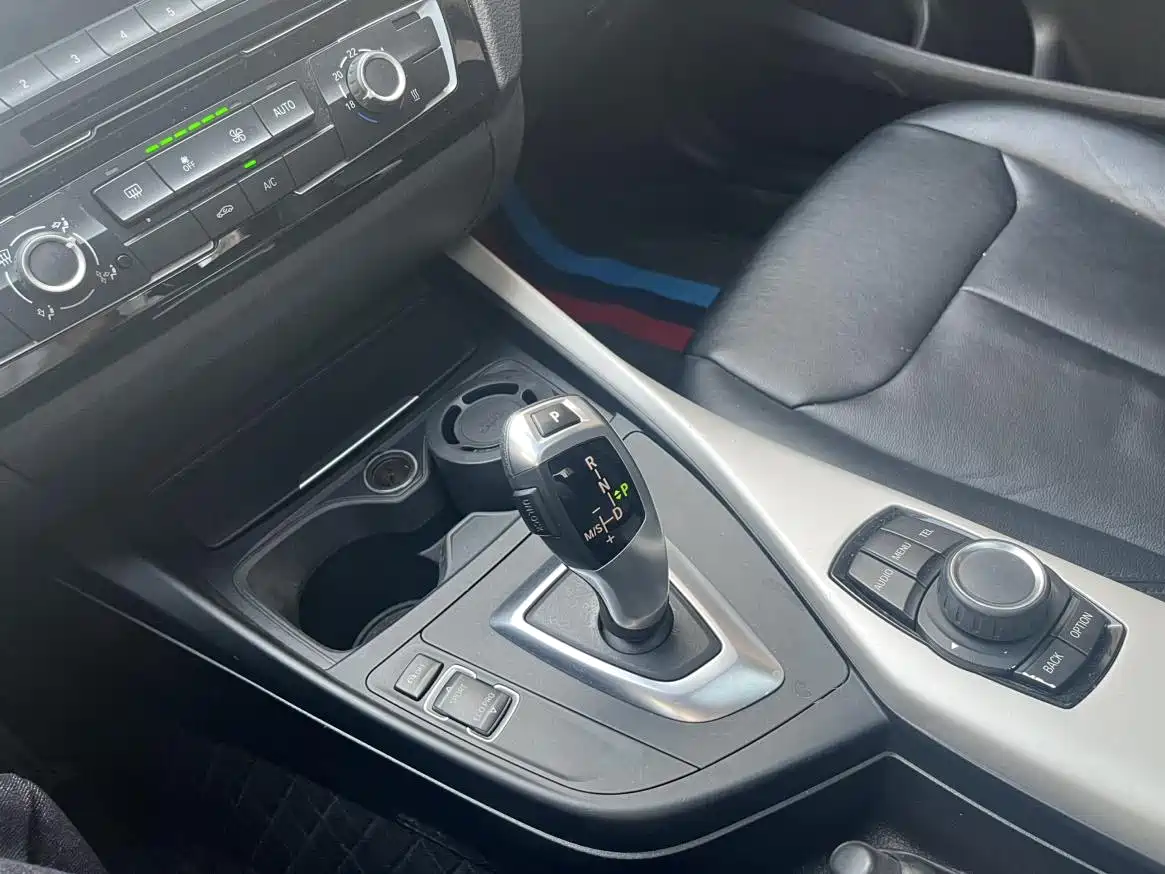 BMW 1 Series (Import) 2018 118i Leading фото 12